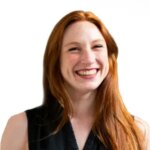 Retrato ilustrativo de una mujer sonriente de pelo pelirrojo