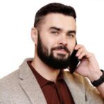 Hombre con barba hablando por teléfono, imagen ilustrativa