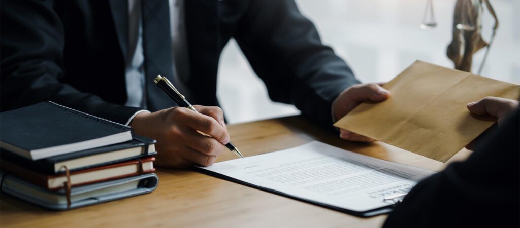 Firma de documentos y entrega de un sobre, asesoría de derecho civil en Palma
