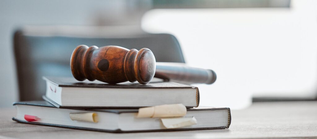 Mazo de juez sobre libros de leyes, derecho penal en Mallorca