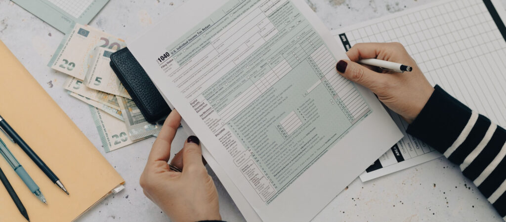 Manos revisando documentación bancaria con calculadora, derecho bancario en Palma