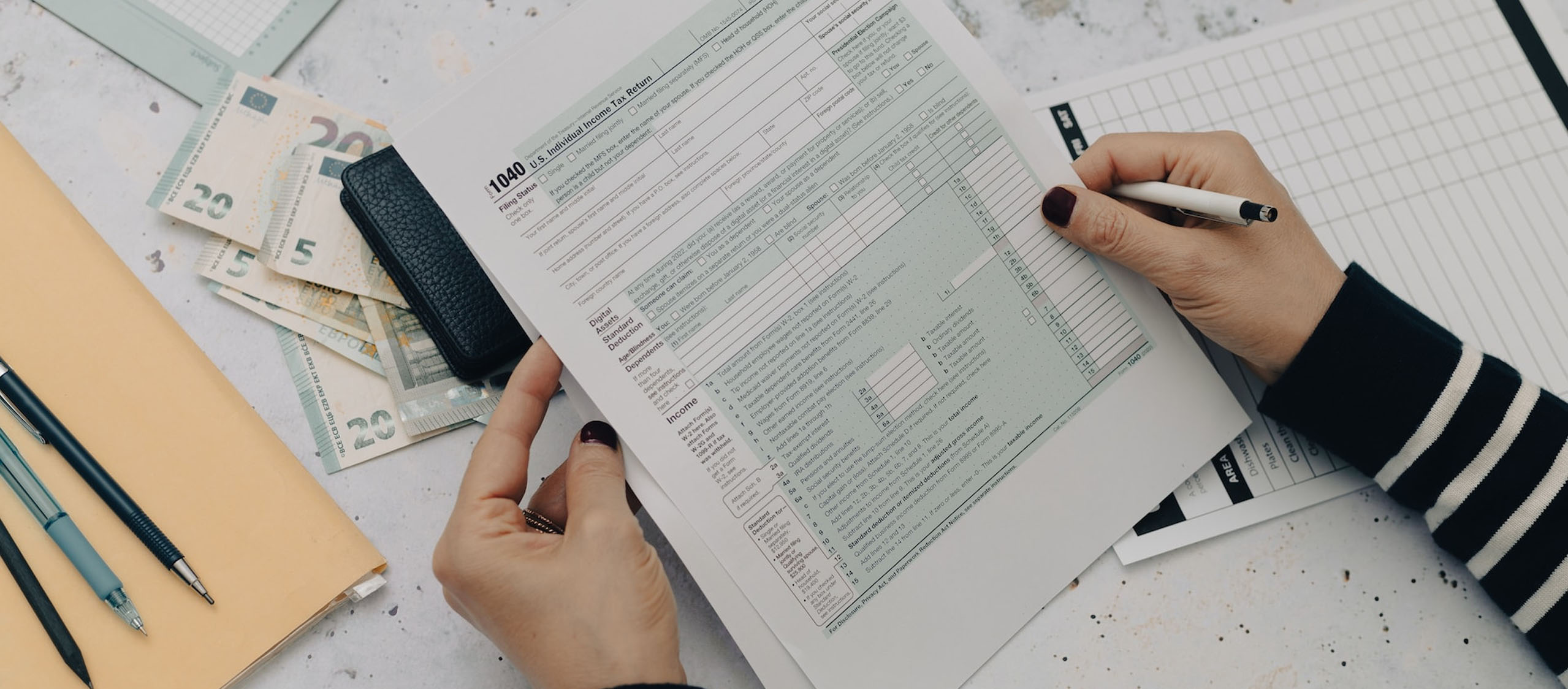 Manos revisando documentación bancaria con calculadora, derecho bancario en Palma