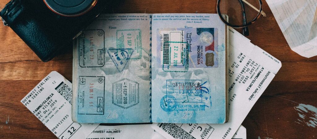 Pasaporte con sellos de visados sobre una mesa, trámites de extranjería en Mallorca