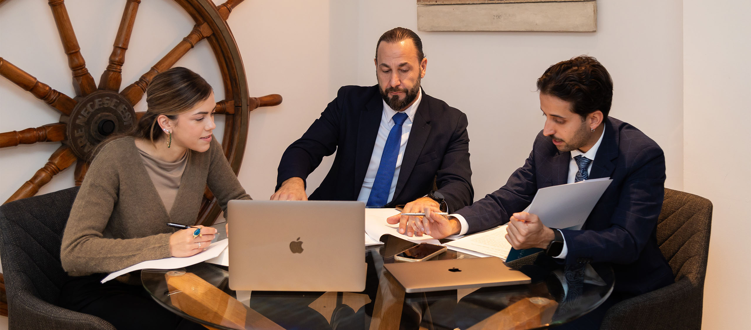 Reunión de abogados de Castro Abogados con un cliente en Palma